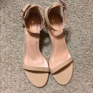 🦋 NEVER BEEN WORN 🦋 NUDE HEELS 🦋